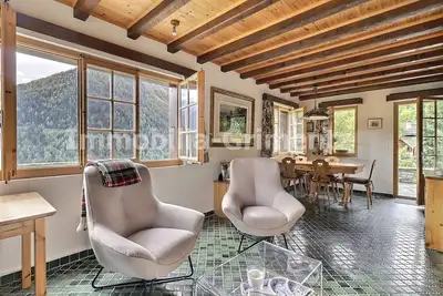Image de Chalet confortable sur 2 étages pour 4 personnes, salon avec cheminée, coin cuisine avec lave-vaisse