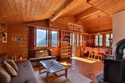 Image de Chalet très confortable sur 2 étages pour 6 personnes, salon avec cheminée, coin cuisine avec lave-v