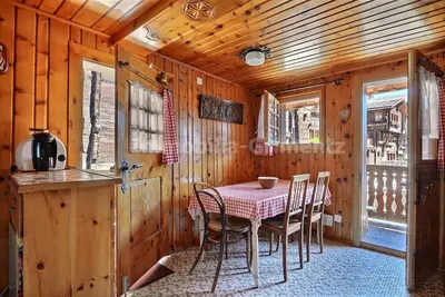 Image de Appartement de confort simple pour 4 personnes, cuisine avec coin à manger, petit salon avec 2 lits,