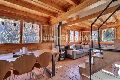 Image de Chalet ski in - ski out sur 3 étages pour 8 personnes, salon avec poêle, coin cuisine avec lave-vais