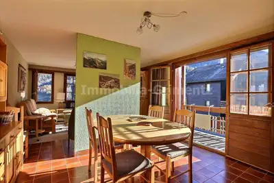 Image de Appartement confortable pour 4 personnes à Saint-Jean, salon avec poêle, coin cuisine avec lave-vais