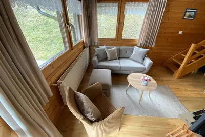 Image de Appartement confortable sur 2 étages pour 4 personnes, salon, coin cuisine avec lave-vaisselle, 1 ch