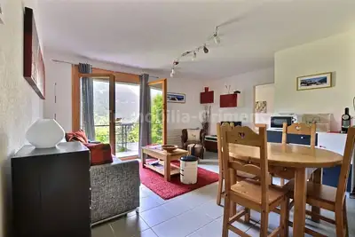 Image de Appartement confortable pour 2 à 4 personnes, salon avec 1 divan-lit double, coin cuisine avec lave-