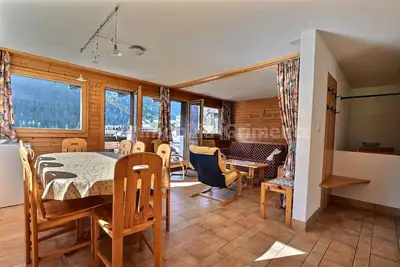 Image de Appartement confortable sur 2 étages pour 6 à 8 personnes, salon avec 1 divan-lit double, coin cuisi
