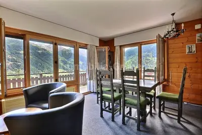 Image de Appartement de confort simple pour 4 à 6 personnes, salon avec 1 divan-lit, coin cuisine avec lave-v