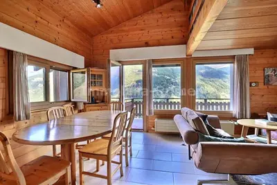 Image de Appartement de confort moyen sur 2 étages pour 5 à 6 personnes, salon avec cheminée, coin cuisine av