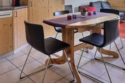 Image de Appartement confortable pour 2 à 4 personnes, salon avec 1 divan-lit, coin cuisine avec lave-vaissel