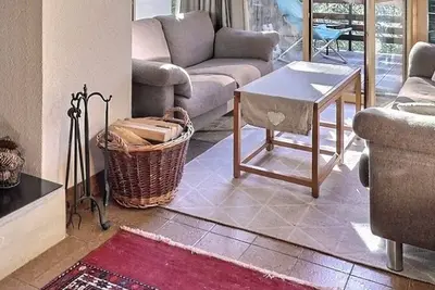 Image de Appartement confortable sur 2 étages pour 6 personnes, salon avec poêle, cuisine avec lave-vaisselle