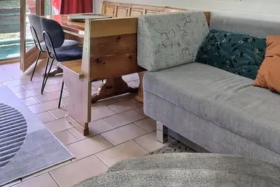 Image de Appartement de confort moyen pour 4 personnes, petit salon avec cheminée, coin cuisine avec lave-vai