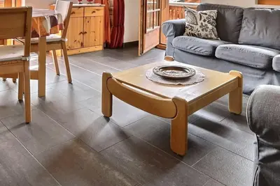 Image de Appartement confortable sur 2 étages pour 4 à 6 personnes, salon, coin cuisine avec lave-vaisselle,