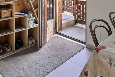 Image de Appartement de confort moyen sur 2 étages pour 5 personnes, salon avec un lit double, cuisine avec c