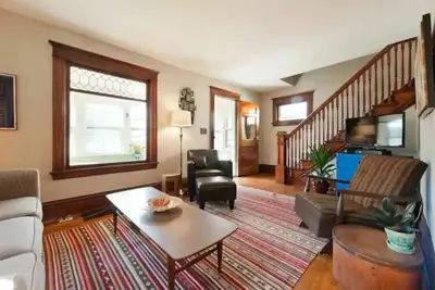 Image de Cottage Life  Two-Car Garage Parking