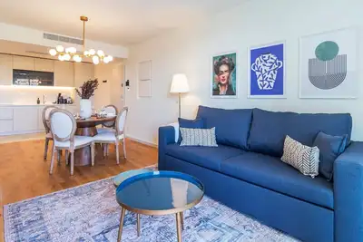 Image de Contemporary Oasis w/ Balcony by LovelyStay