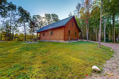 Image de New dog-friendly cabin with river views, grill, modern interior, W/D, and Ac