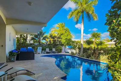 Image de Waterfront home with private pool, bar/grill, screened patio, & boat access