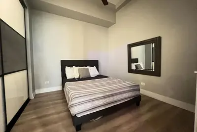 Image de Apartment in Historic Lakeview Mansion - Best Location for Vacationers!