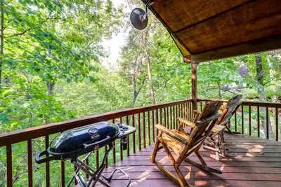 Image de Tennessee Cabin w/ Balcony, Hot Tub & Pool Access!