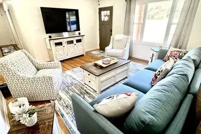 Image de Southern Charm 2 - July -August Summer Sale! ! 7 Mins to Downtown!