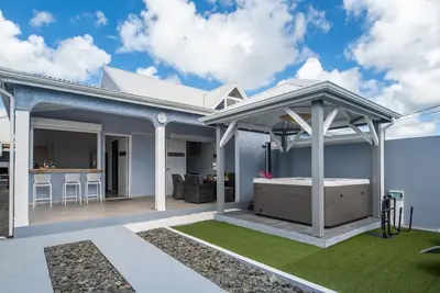 Image de Sunny havre de paix avec Jacuzzi