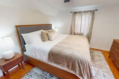 Image de Mid-Century Modern historical home 0. 8mi to Boone Pickens Stadium!