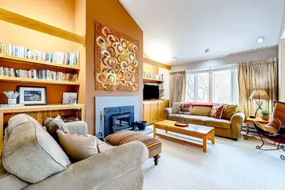 Image de Ski-in/out condo steps from the lifts/village with fireplace & mountain views