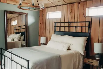 Image de Cabin Just Built! features two covered decks, living room, fireplace, kitchen