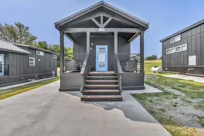 Image de Cottage with Loft - Pet Friendly - Includes 3 queen beds (one in master and 2 in loft), a fully equipped kitchen, dining area, private bath and shower, TVs, Wifi, all utilities, access to all resort amenities. This cottage is pet friendly.