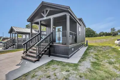 Image de Cottage with Loft - Includes 3 queen beds (one in master and 2 in loft), a fully equipped kitchen, dining area, private bath and shower, TVs, Wifi, all utilities, access to all resort amenities. Pets are not permitted in this cottage.