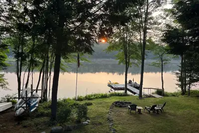 Image de Secluded Waterfront Cabin on North Pond. 30 Minutes to Skiing.