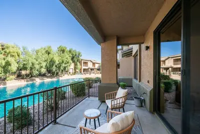 Image de Newly Renovated Light and bright waterfront townhome in Chandler.