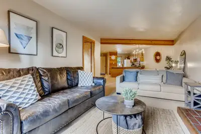 Image de Cozy Ski Condo + Hot Tub + Fireplace + Heated Pool\n