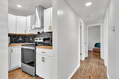 Image de Pet Friendly/ Newly Renovated Midtown Duplex\n
