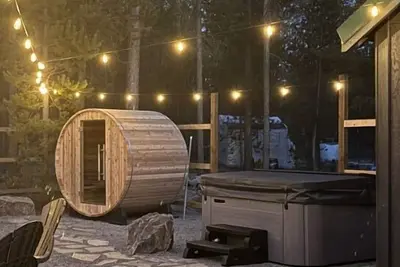 Image de Ultimate Getaway ~ Hot tub ~ Sauna ~ Fire pit ~ Sun room ~ Mins from hwy & town