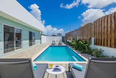 Image de 4br 3ba Newly Built w/ Private Pool 5 min 2 Beach