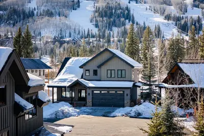 Image de Experience Mountain Views in this 3-bedroom home at 37 Penstock Court