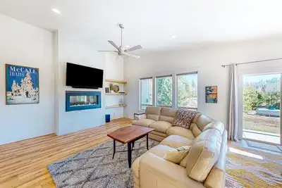 Image de Home near downtown & lake with fireplace, patio, streaming, washer/dryer, Ac