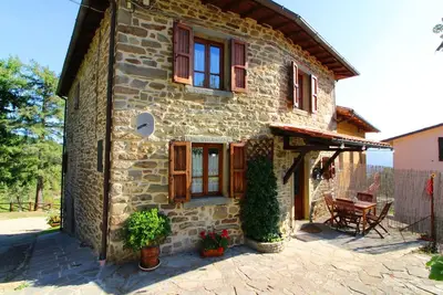 Image de Partie d'une ancienne maison de campagne en pierre jouissant d'une splendide vue panoramique sur les