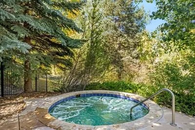 Image de Plan Ahead to Winter! Charming 2br Condo with Hot Tub for After a Day Out in Beaver Creek!