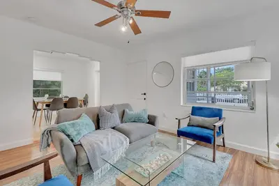 Image de Gated Modern Design District Home near Wynwood