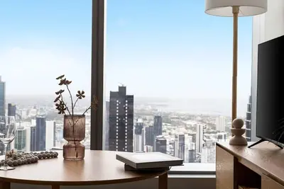 Image de A Chic 2br Apt with Panoramic Views, Free Parking