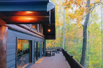Image de Must-Know Perks:<br>• Private hot tub + relaxing soaking tub<br>• Luxurious king bed in a cozy, intimate space<br>• Peaceful wooded setting near the Smoky Mountains