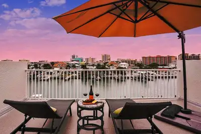 Image de 4 min Walk to Beach, Pool, Private Roof Deck, Ping Pong