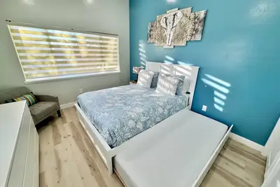 Image de Luxury brand new private guesthouse   With deck in downtown