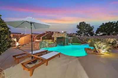 Image de 5br Villa w Pool, Waterfall, Hot tub & Rv Space