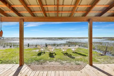 Image de Modern Waterfront Cottage on Wilmington by Lucky Savannah