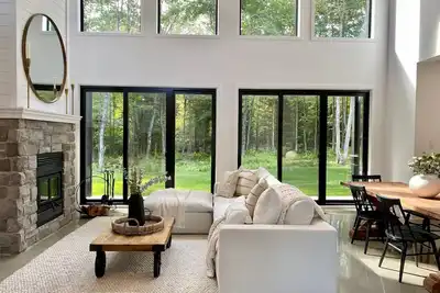 Image de Magnificent home nestled in the forest! !