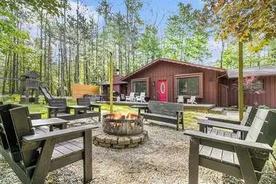 Image de Lake Access Cabin with HotTub, Firepit and Indoor Pool Access