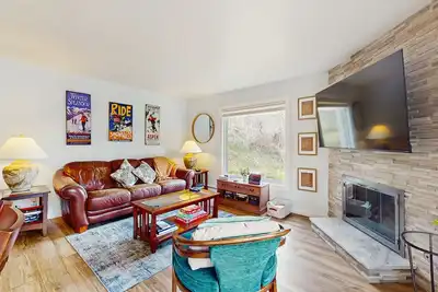 Image de Modern mountainside condo with fireplace, & W/D