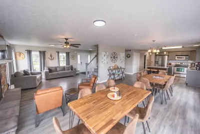 Image de Located on the picturesque shores of Lake Cumberland. \n