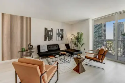 Image de Newly-renovated Corner 3br Suite with Balcony and Pool